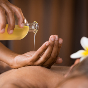 Traditionelle Thaimassage mit Aromaöl
